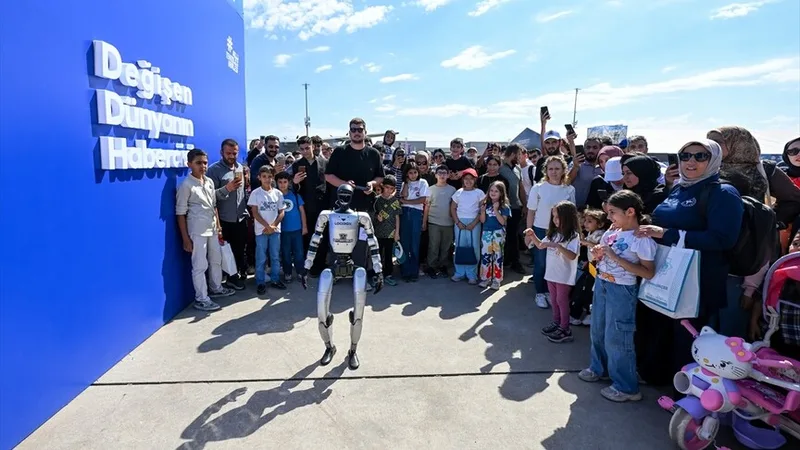 Anadolu Ajansı standı önünde el sallayan insansı robot ve robot köpekler