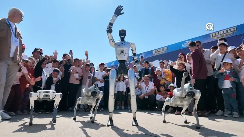 TEKNOFEST Güneydoğu'da ziyaretçilerin arasında yürüyen insansı robot ve robot köpekler