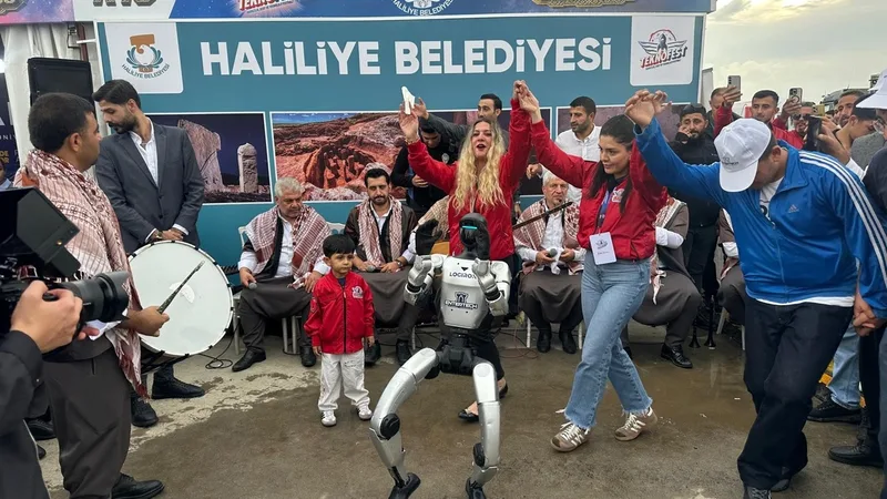 Haliliye Belediyesi standındaki sıra gecesinde davul zurna eşliğinde dans eden insansı robot